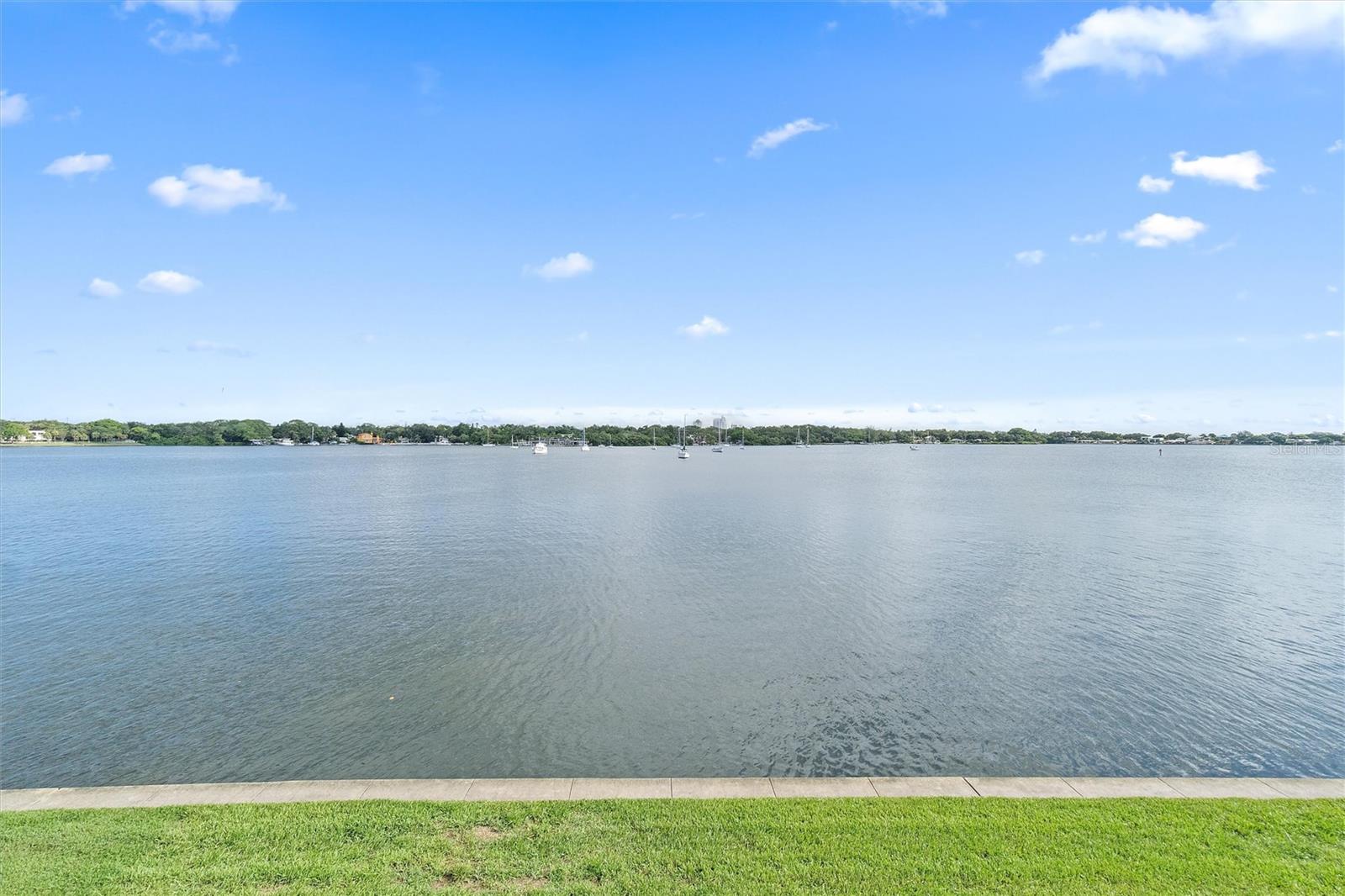 Image 4 of 32 For 165 Pompano Dr Se