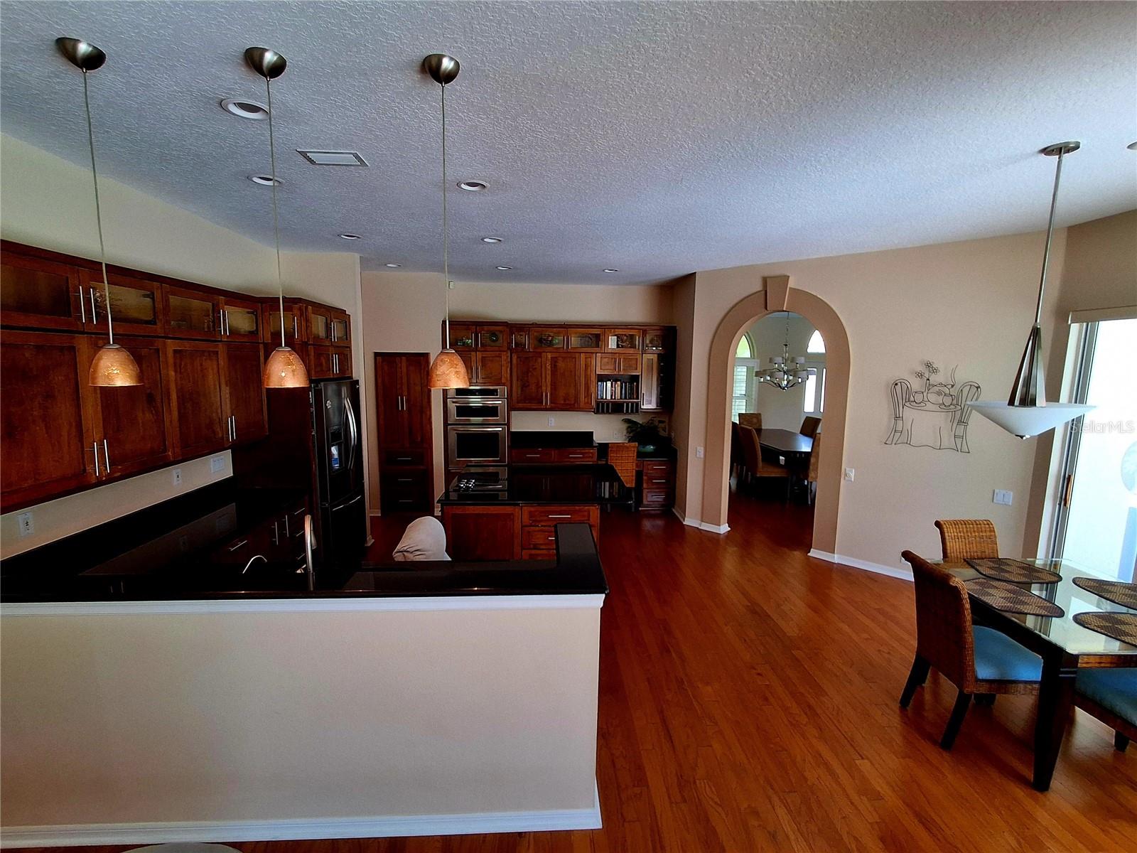 Listing photo id 11 for 2407 Anthony Avenue