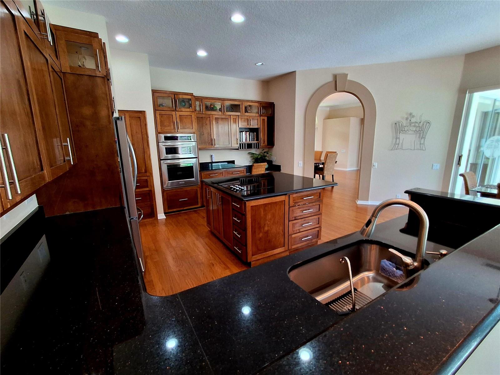Listing photo id 12 for 2407 Anthony Avenue