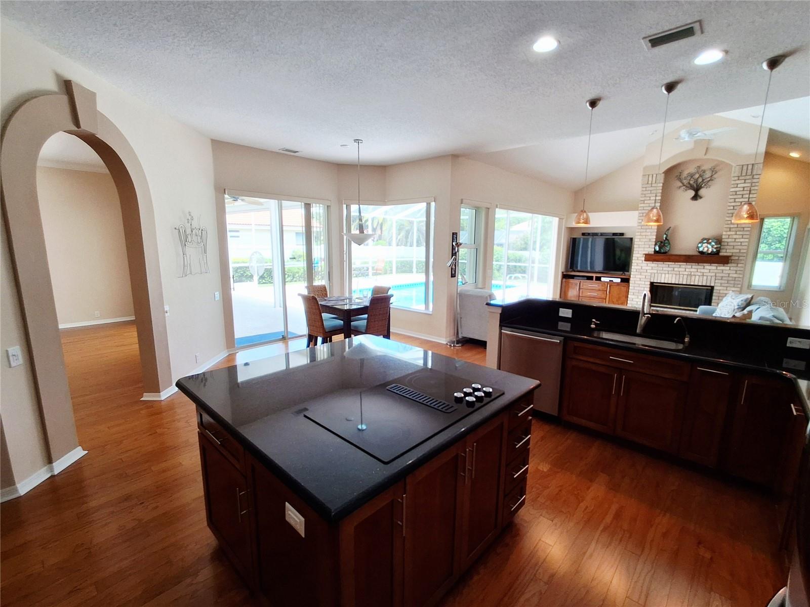 Listing photo id 13 for 2407 Anthony Avenue