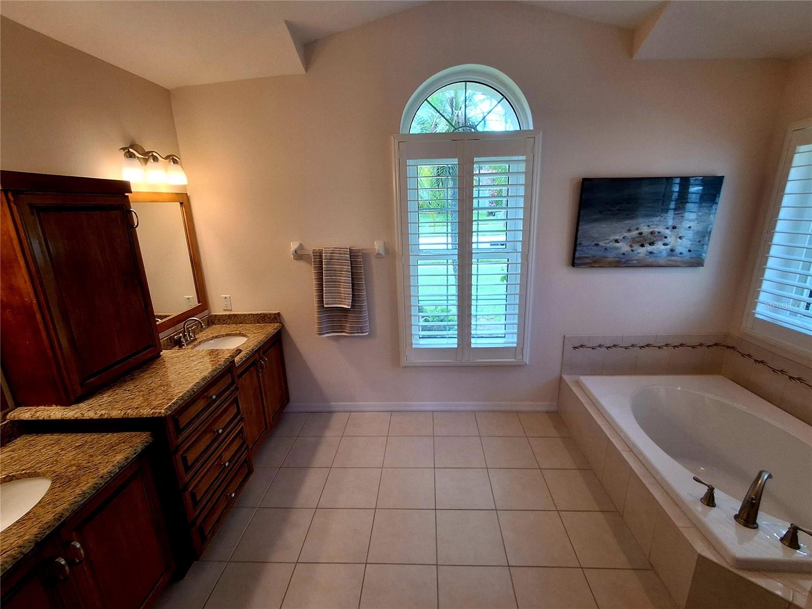 Listing photo id 26 for 2407 Anthony Avenue