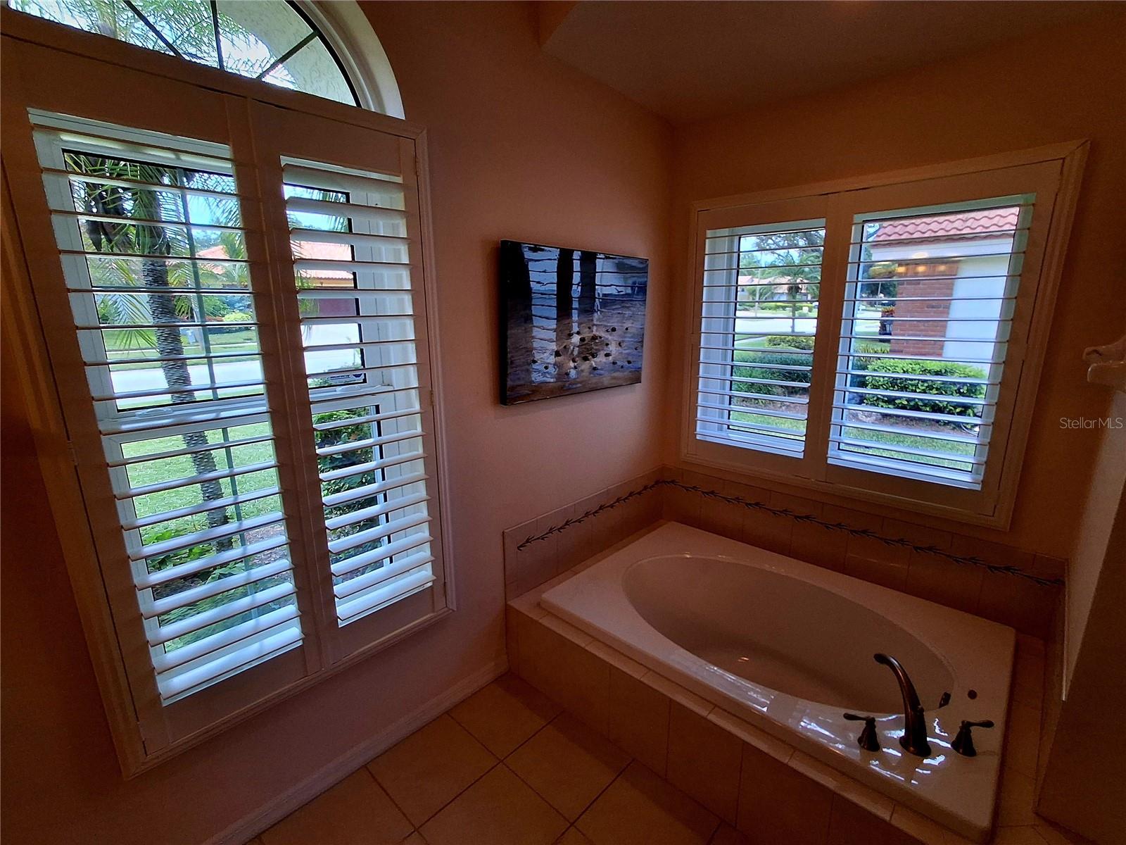 Listing photo id 27 for 2407 Anthony Avenue