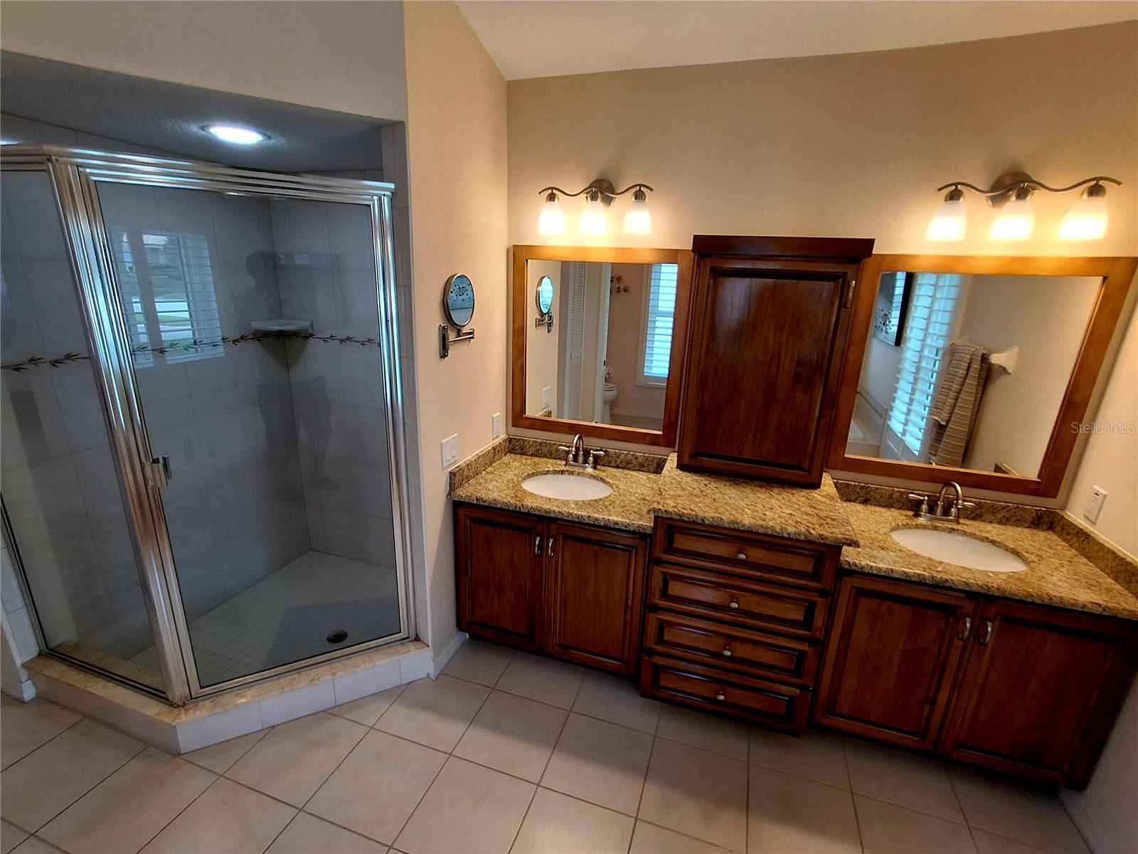 Listing photo id 28 for 2407 Anthony Avenue