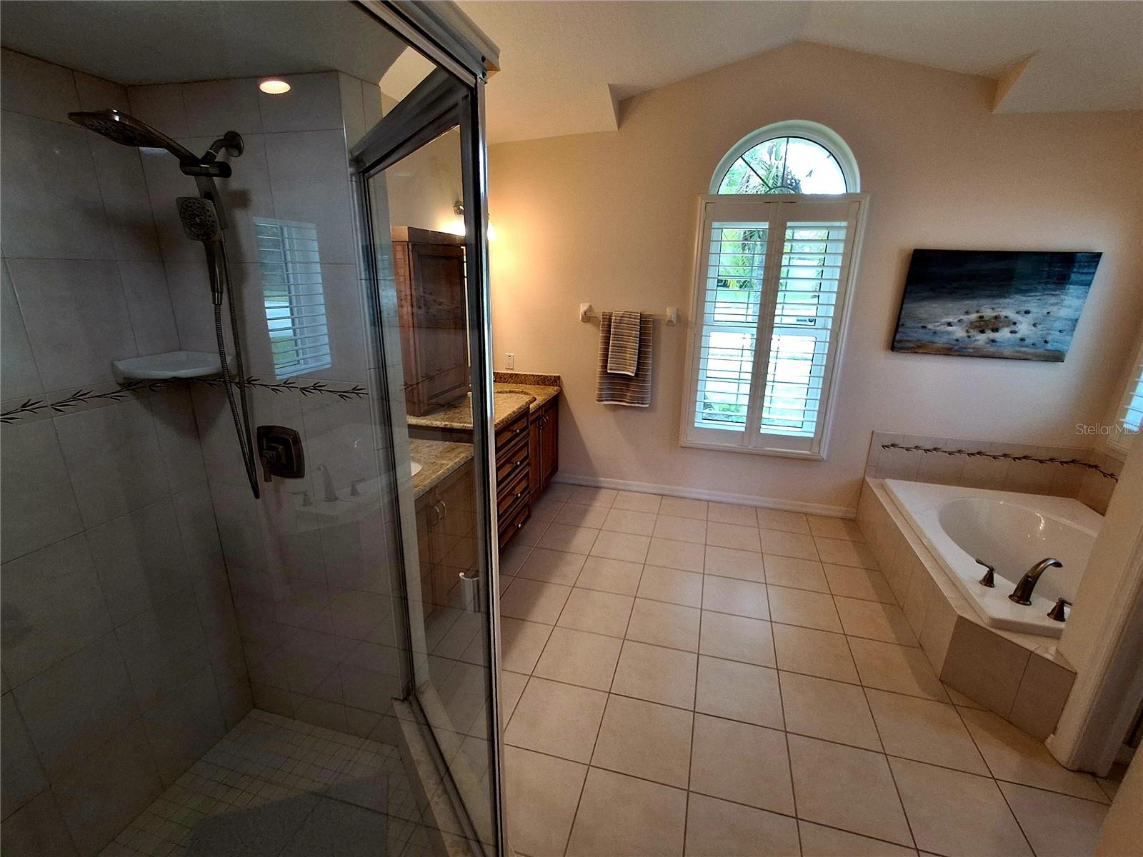 Listing photo id 29 for 2407 Anthony Avenue