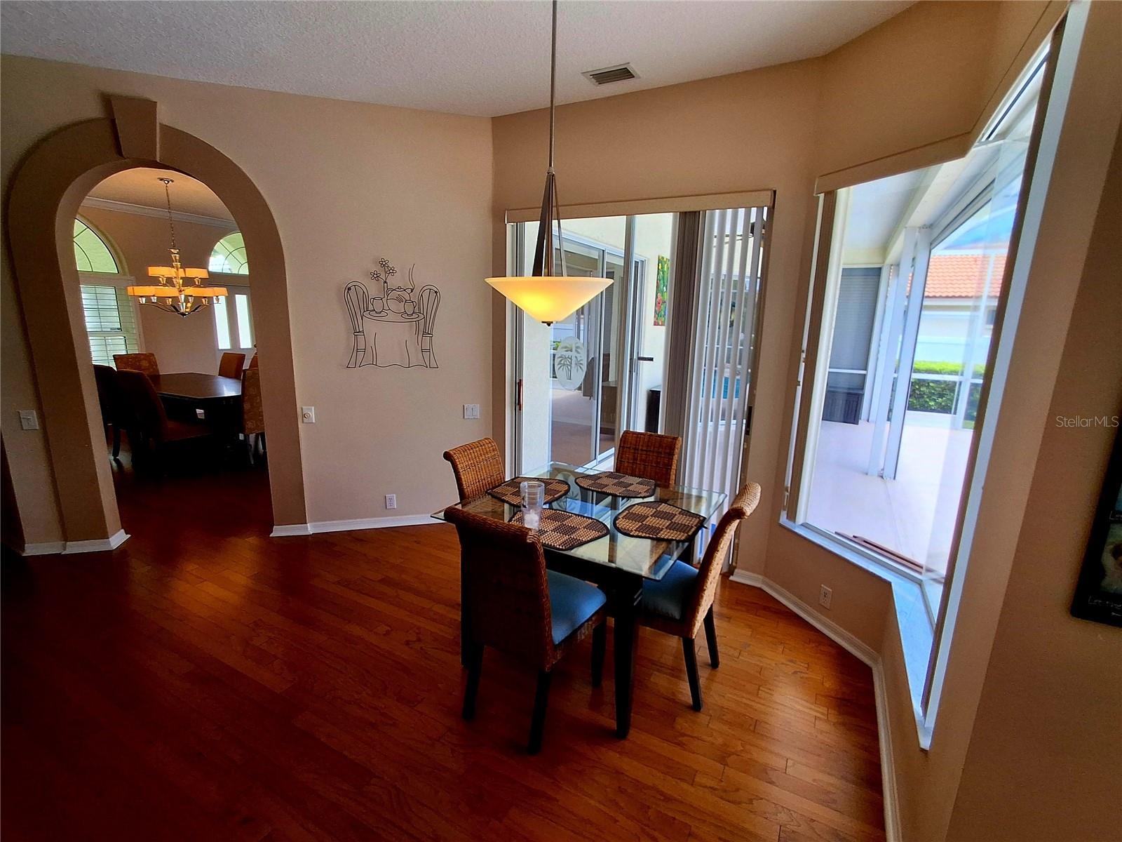 Listing photo id 32 for 2407 Anthony Avenue