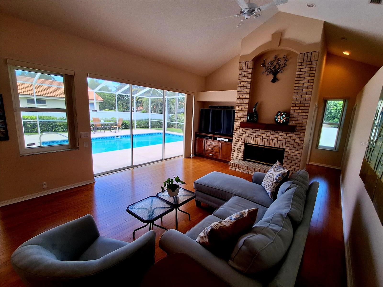 Listing photo id 33 for 2407 Anthony Avenue