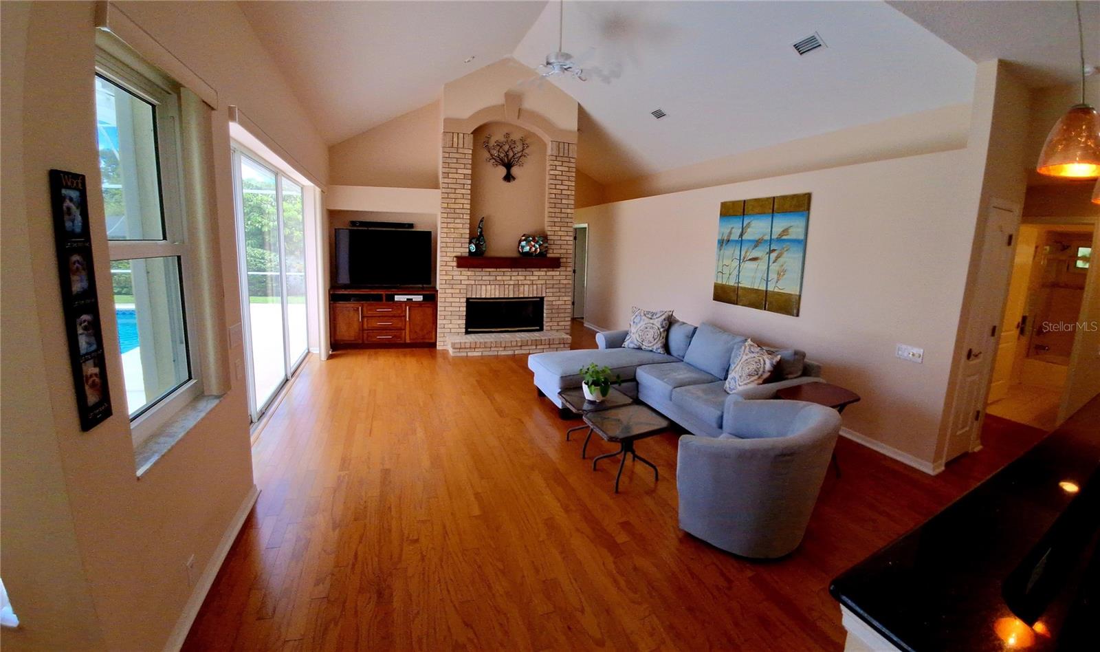Listing photo id 34 for 2407 Anthony Avenue