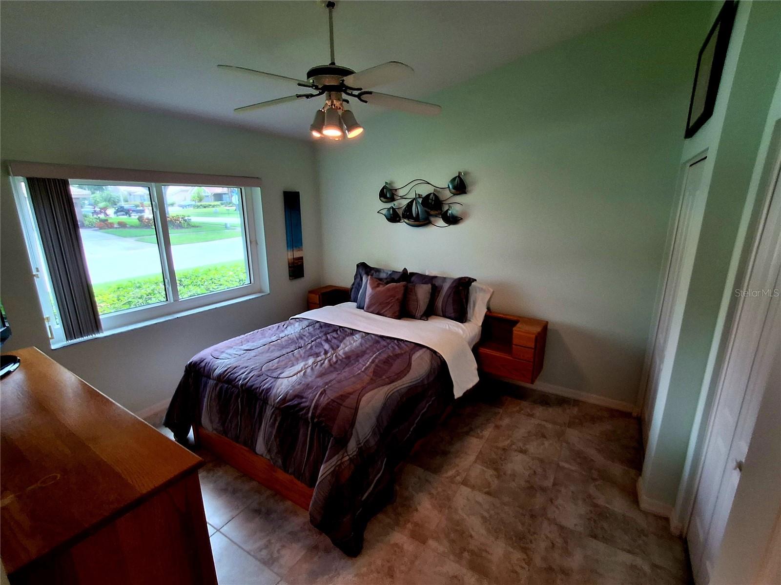 Listing photo id 35 for 2407 Anthony Avenue