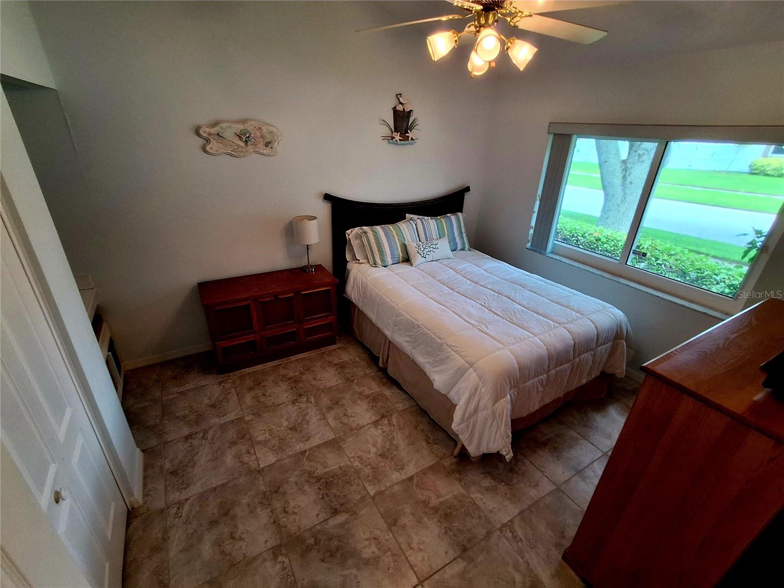 Listing photo id 37 for 2407 Anthony Avenue