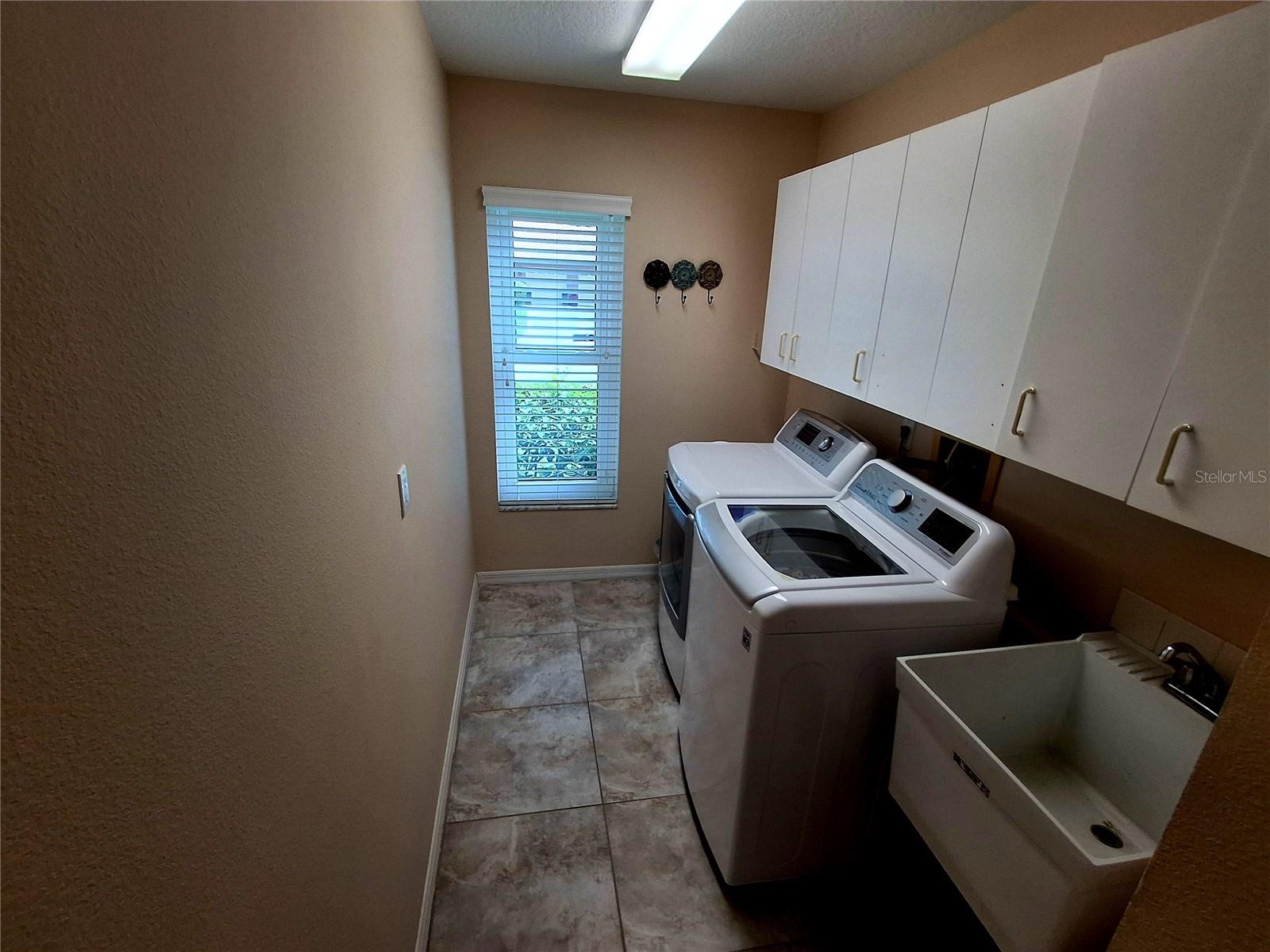 Listing photo id 38 for 2407 Anthony Avenue