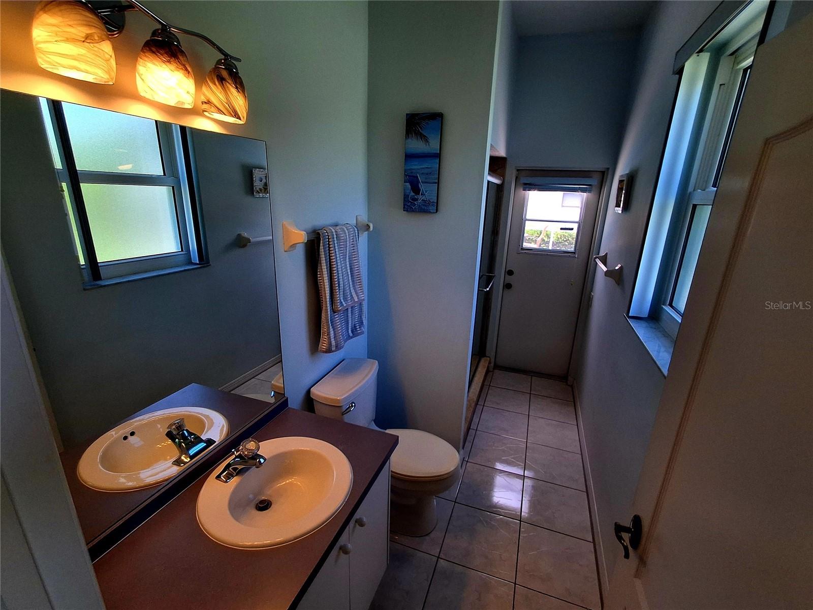 Listing photo id 39 for 2407 Anthony Avenue