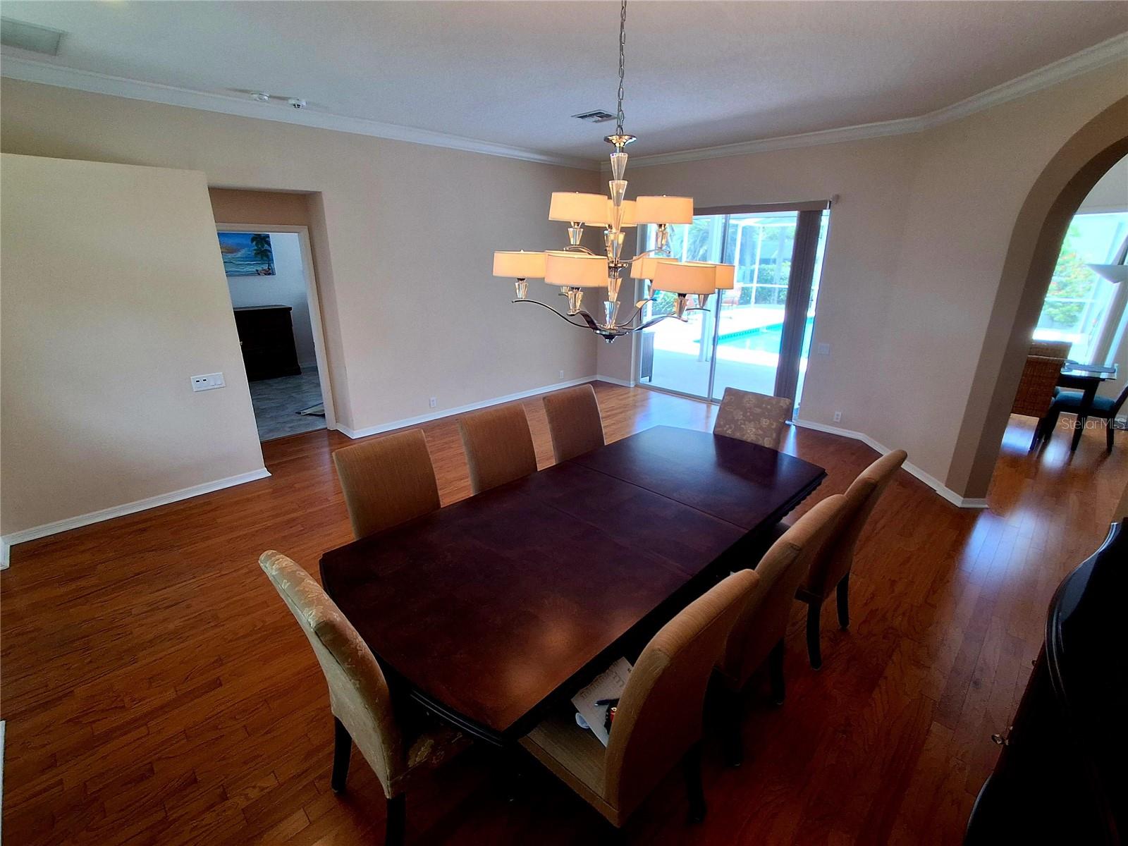 Listing photo id 6 for 2407 Anthony Avenue