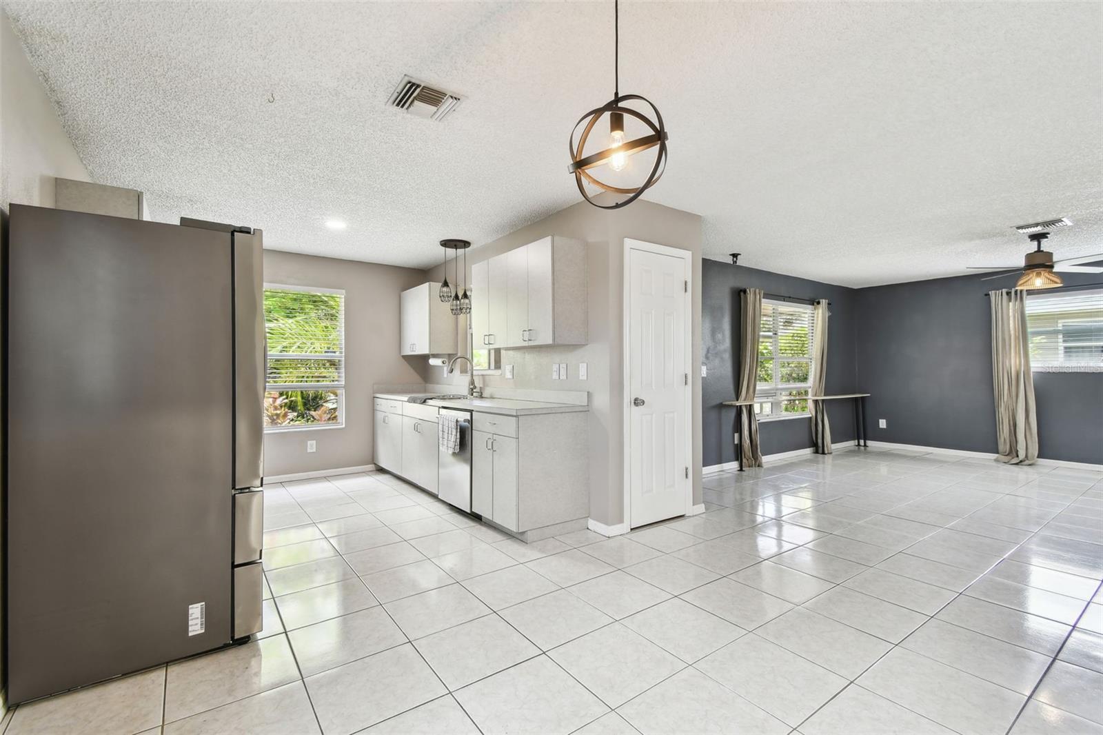 Listing photo id 16 for 2504 42nd Avenue N