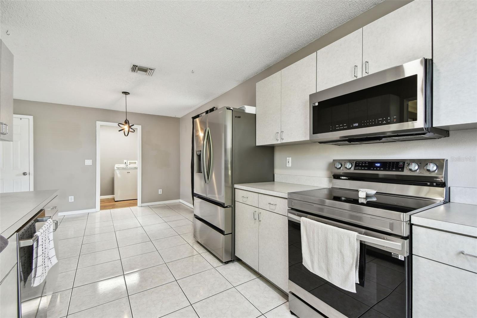 Listing photo id 21 for 2504 42nd Avenue N