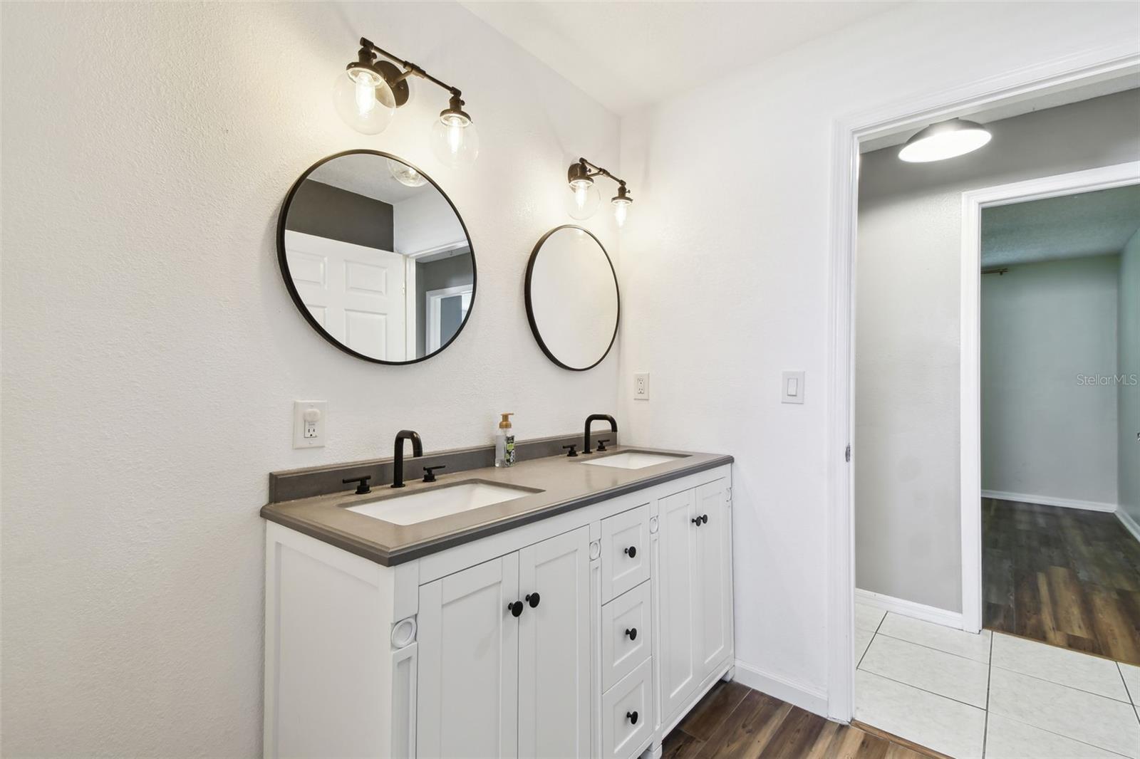 Listing photo id 35 for 2504 42nd Avenue N