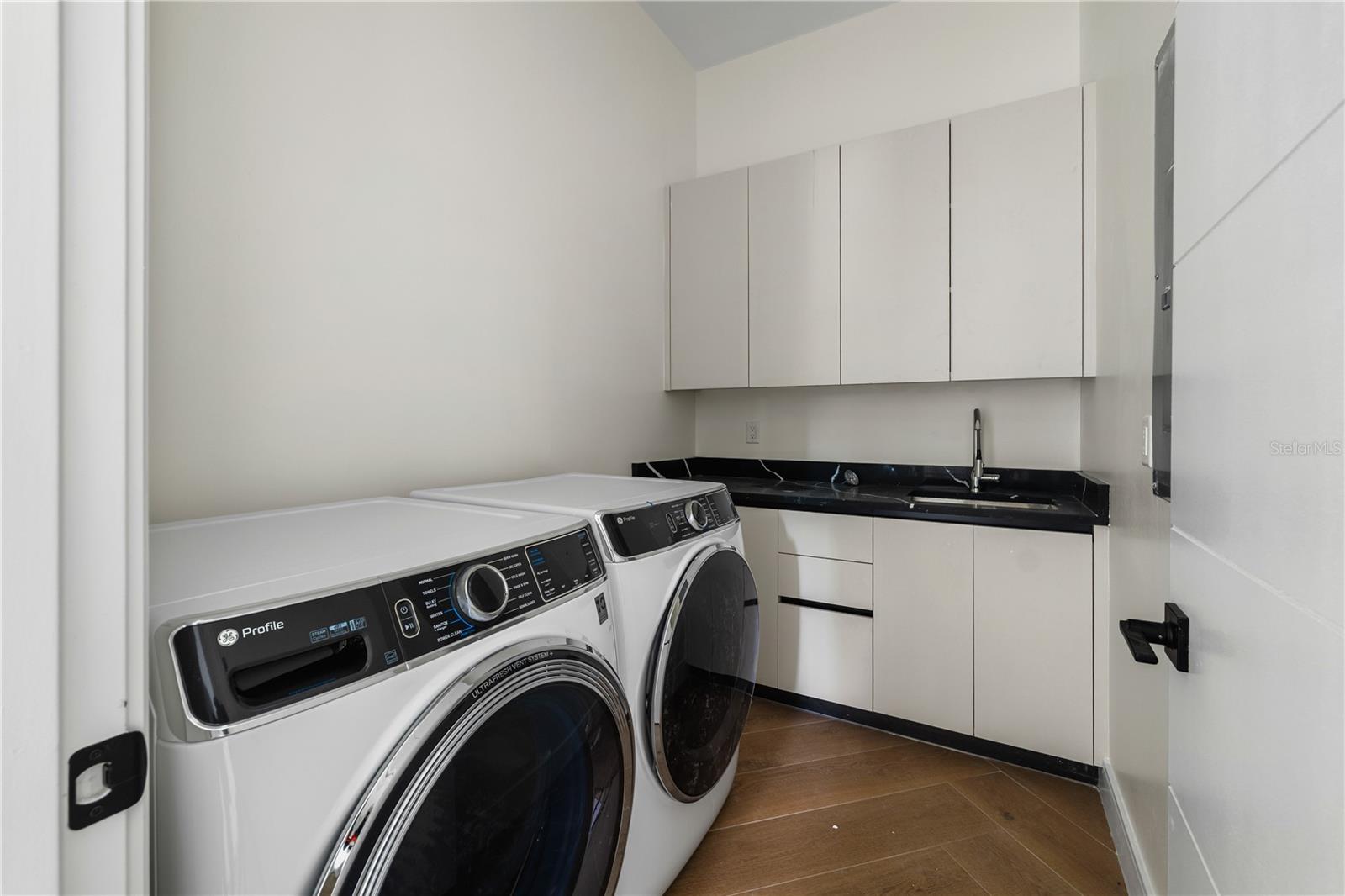 Listing photo id 11 for 403 Park Boulevard