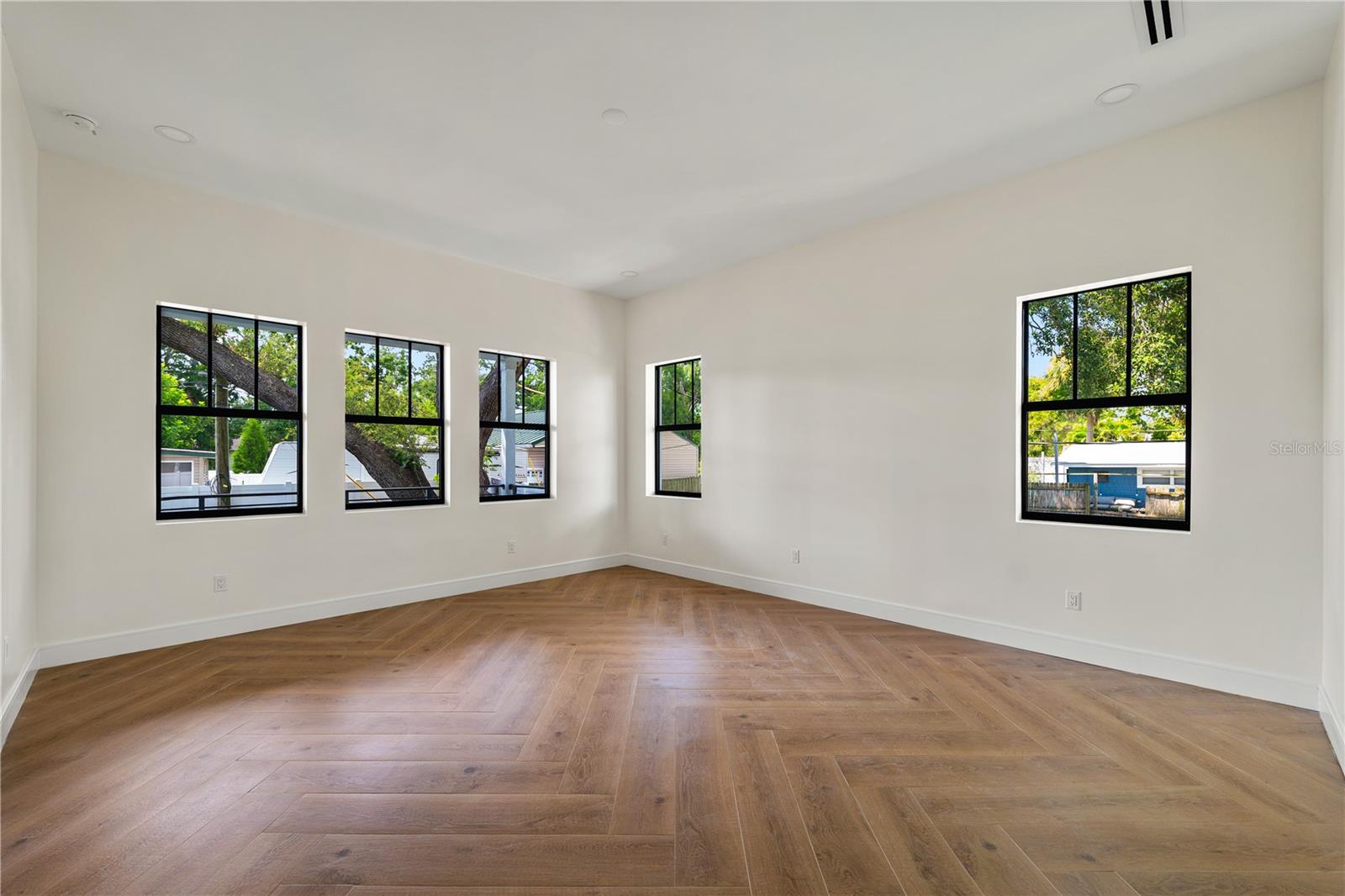 Listing photo id 12 for 403 Park Boulevard