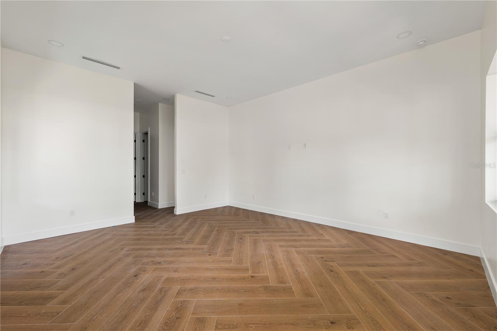 Listing photo id 13 for 403 Park Boulevard