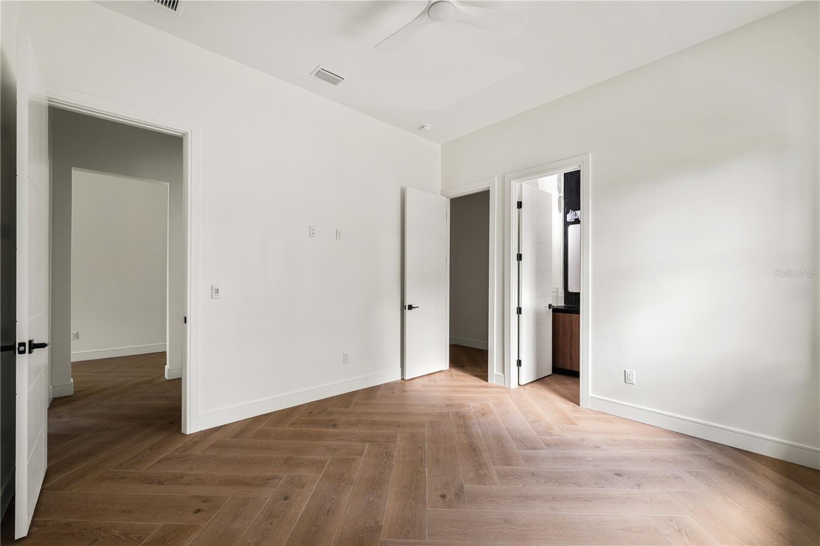 Listing photo id 18 for 403 Park Boulevard