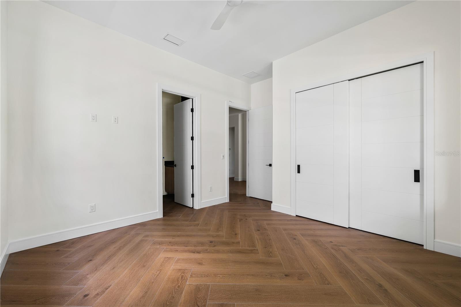 Listing photo id 21 for 403 Park Boulevard
