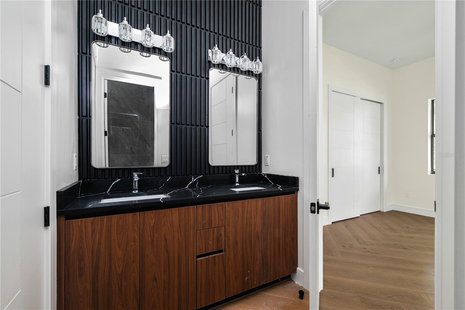 Listing photo id 24 for 403 Park Boulevard