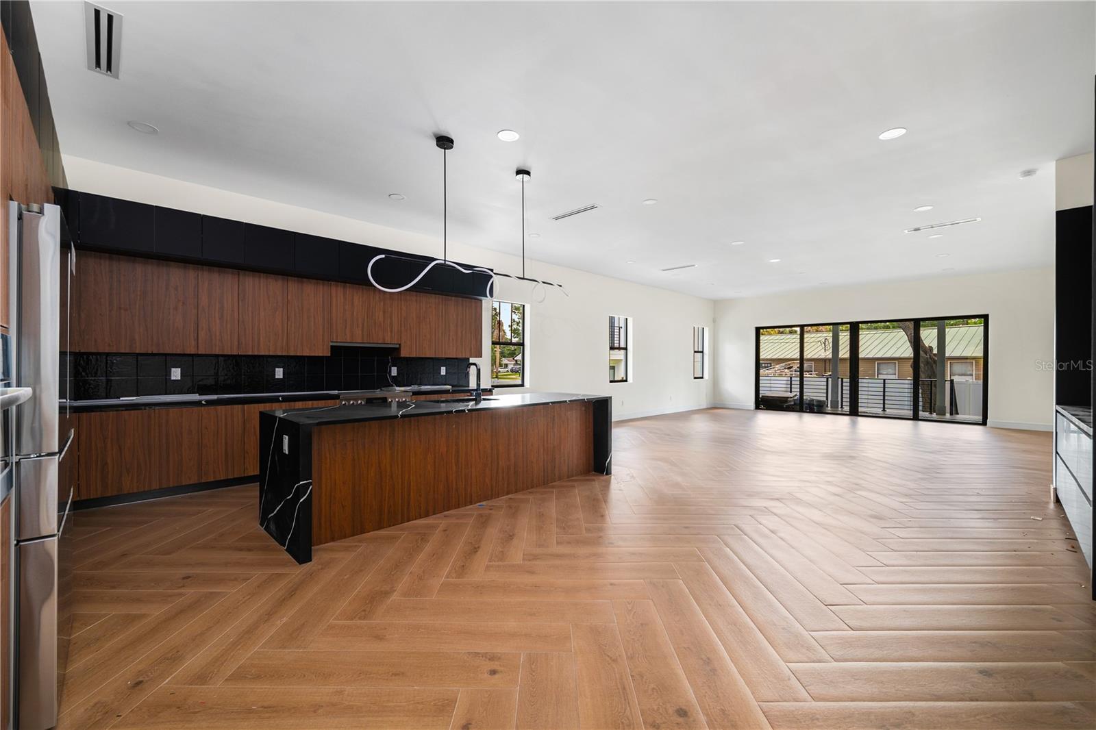 Listing photo id 3 for 403 Park Boulevard