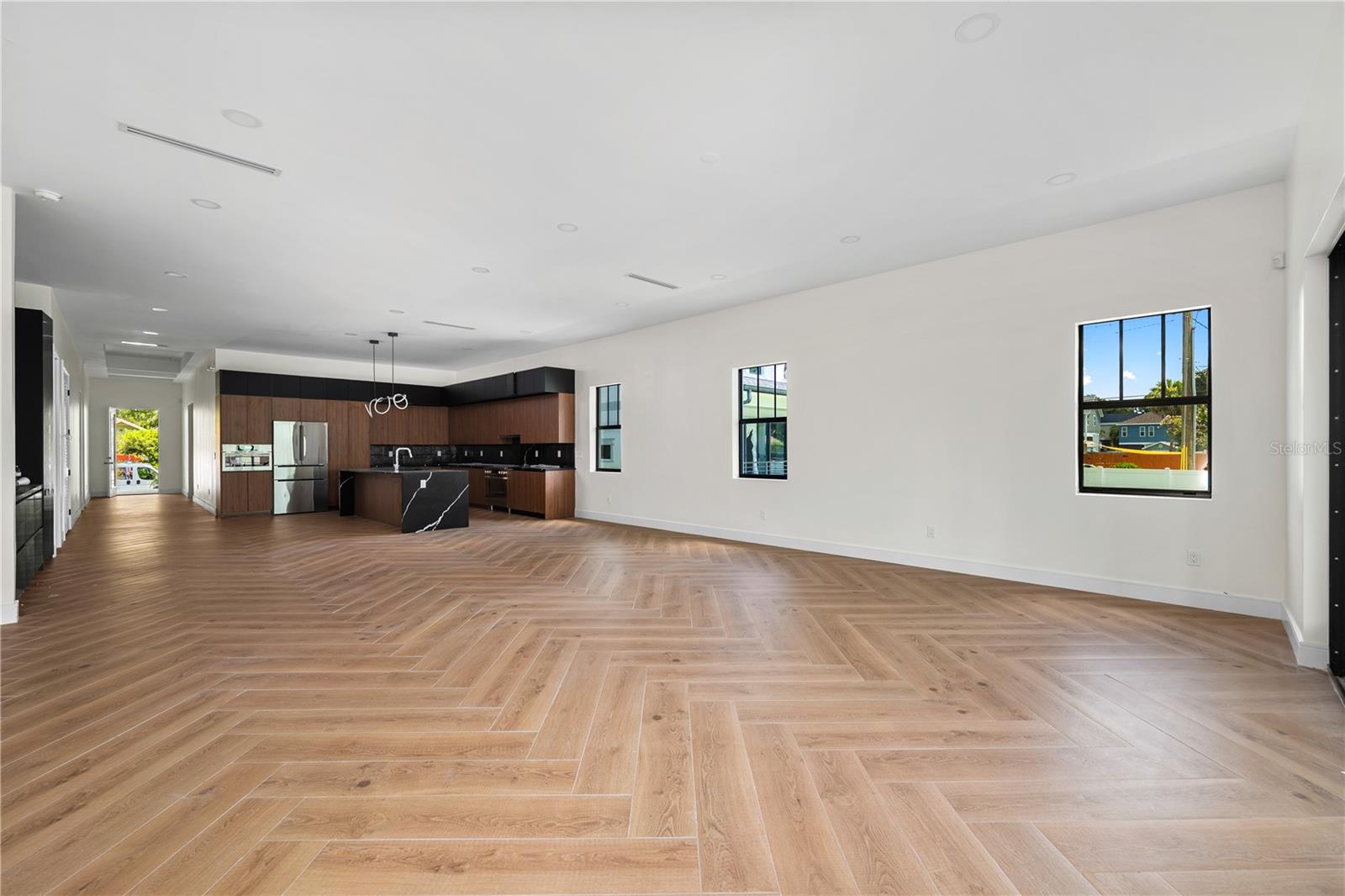 Listing photo id 4 for 403 Park Boulevard