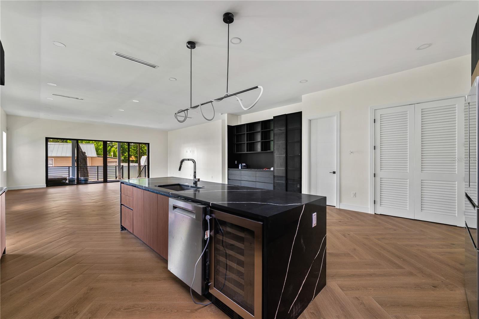 Listing photo id 5 for 403 Park Boulevard