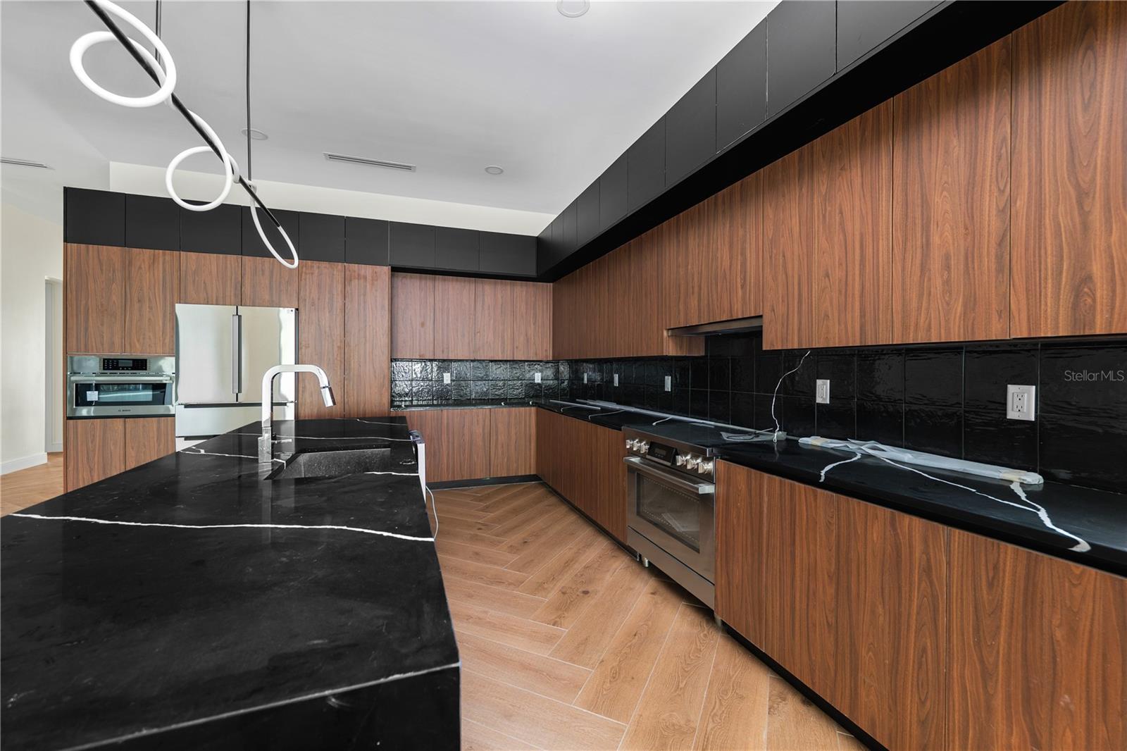 Listing photo id 6 for 403 Park Boulevard