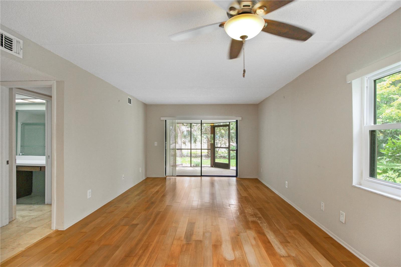 Image 4 of 31 For 135 Woodlake Wynde  135