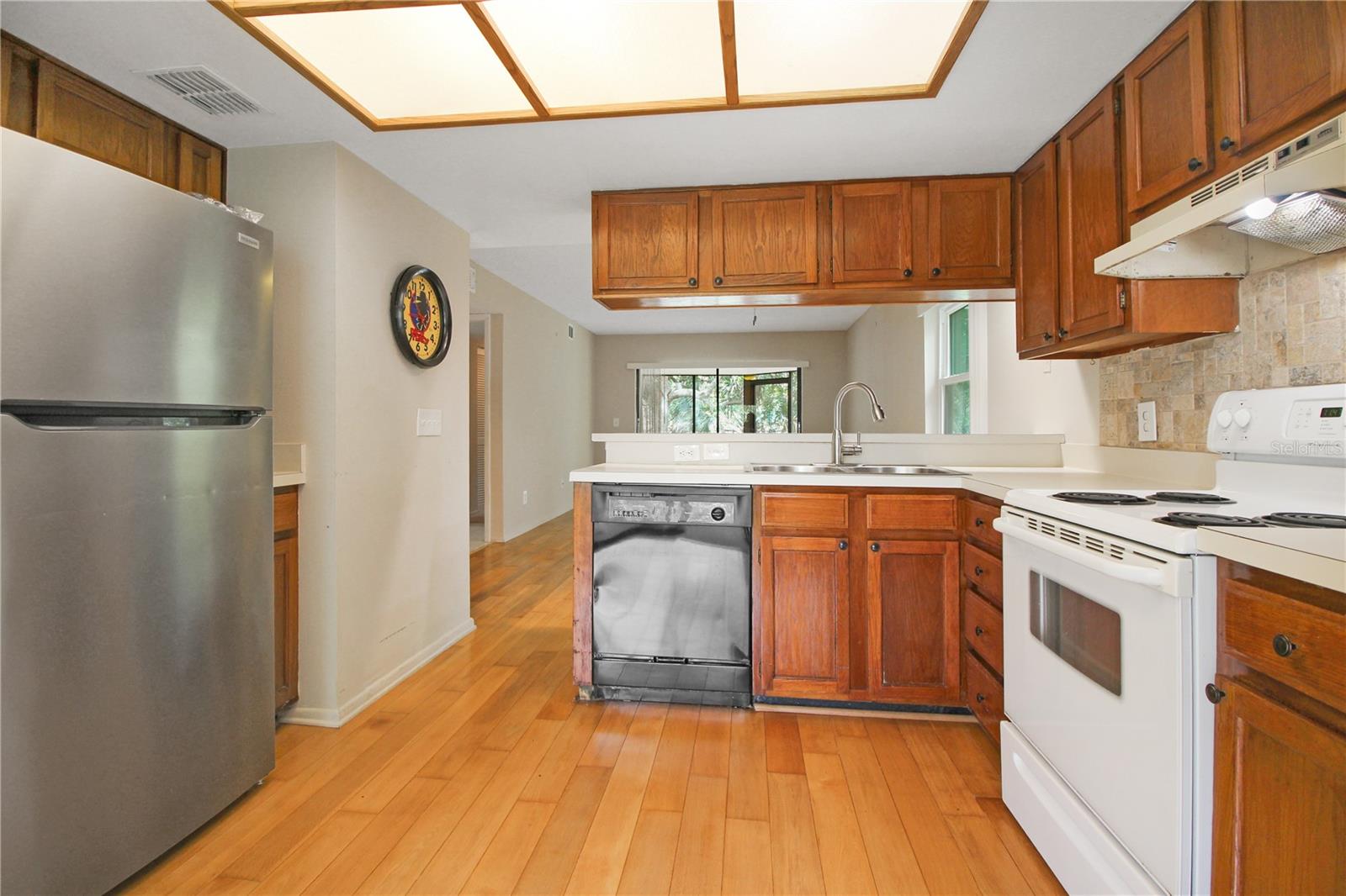 Image 7 of 31 For 135 Woodlake Wynde  135