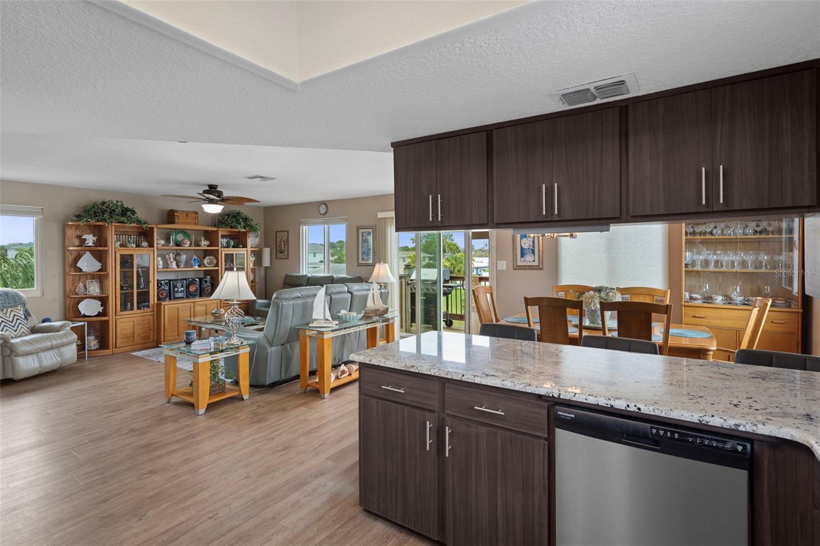 Image 18 of 61 For 13838 Sommers Avenue