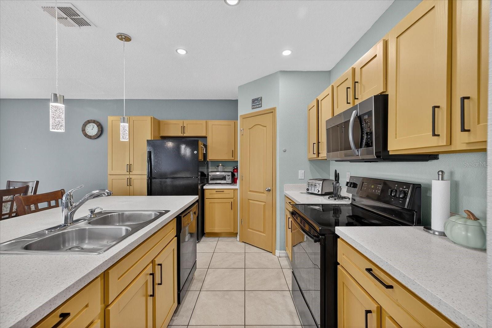 Image 14 of 32 For 262 Oleander Street