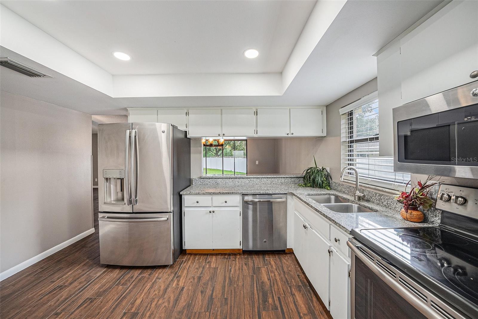 Listing photo id 3 for 23253 Granite Place