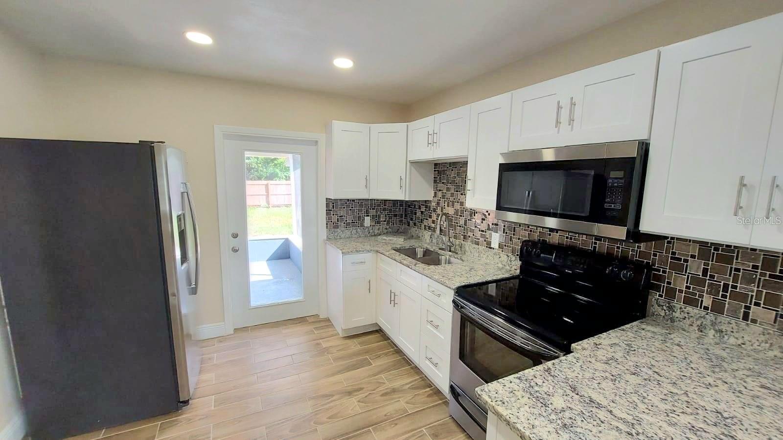 Listing photo id 6 for 6041 Dublin Drive