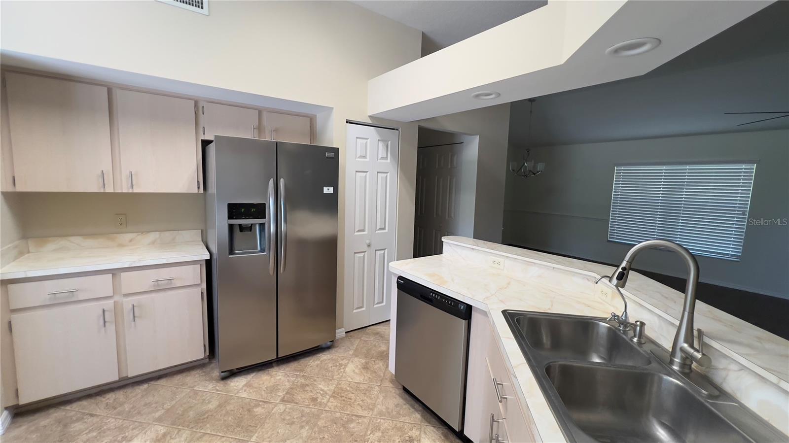 Listing photo id 18 for 4175 Stewart Way