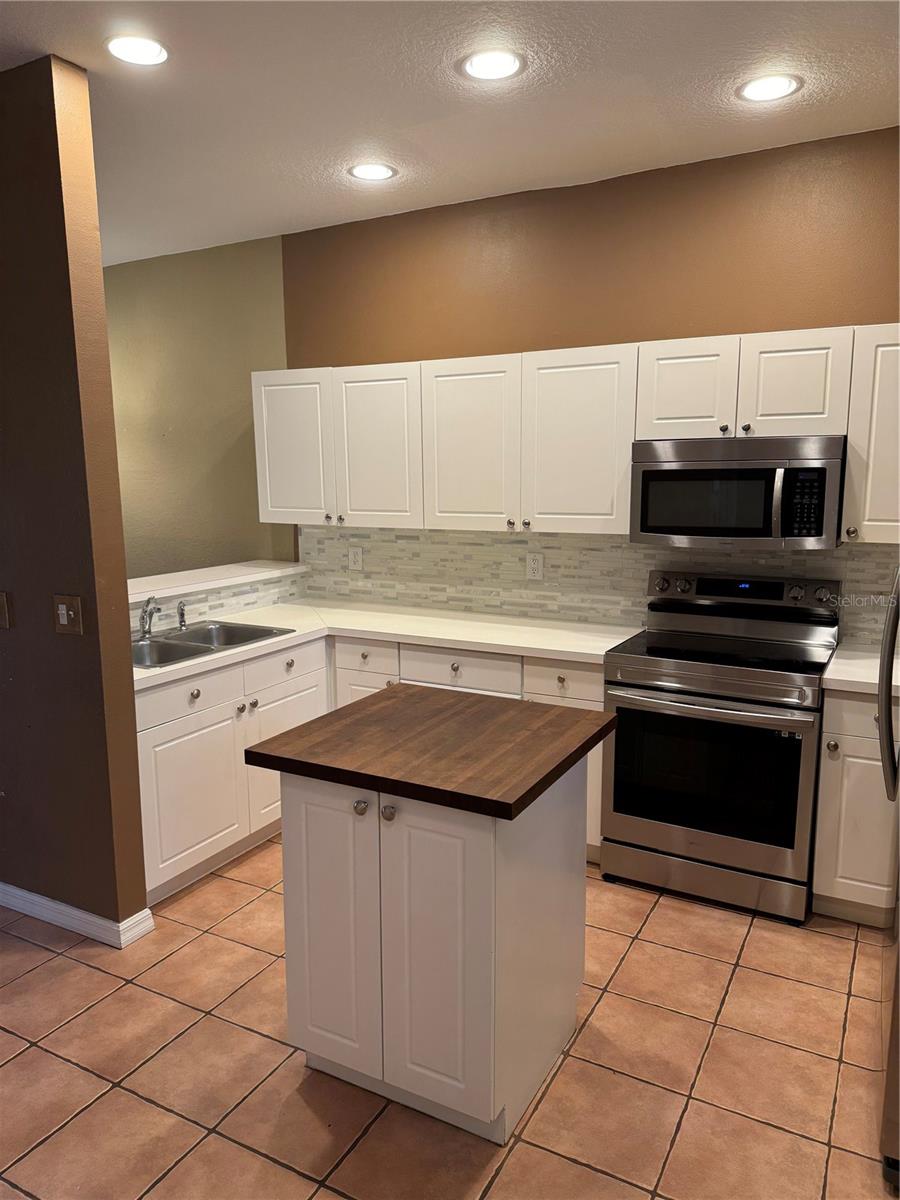 Image 4 of 60 For 1050 Starkey Road 2505
