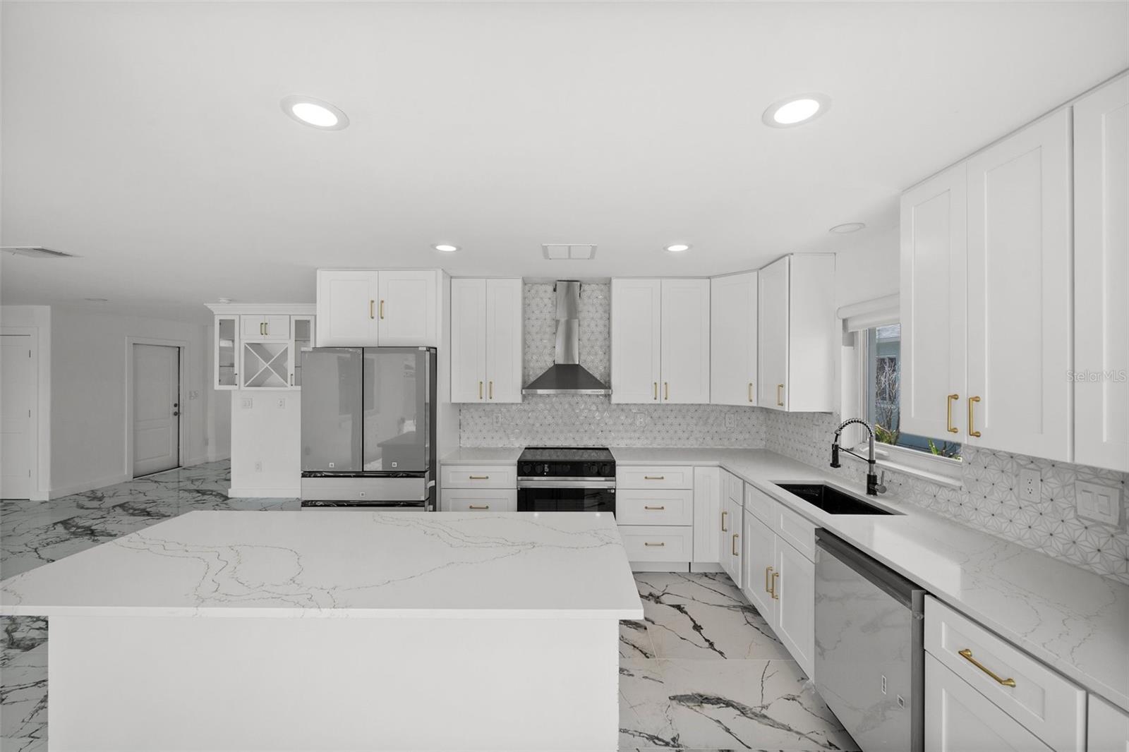 Listing photo id 32 for 600 115th Avenue