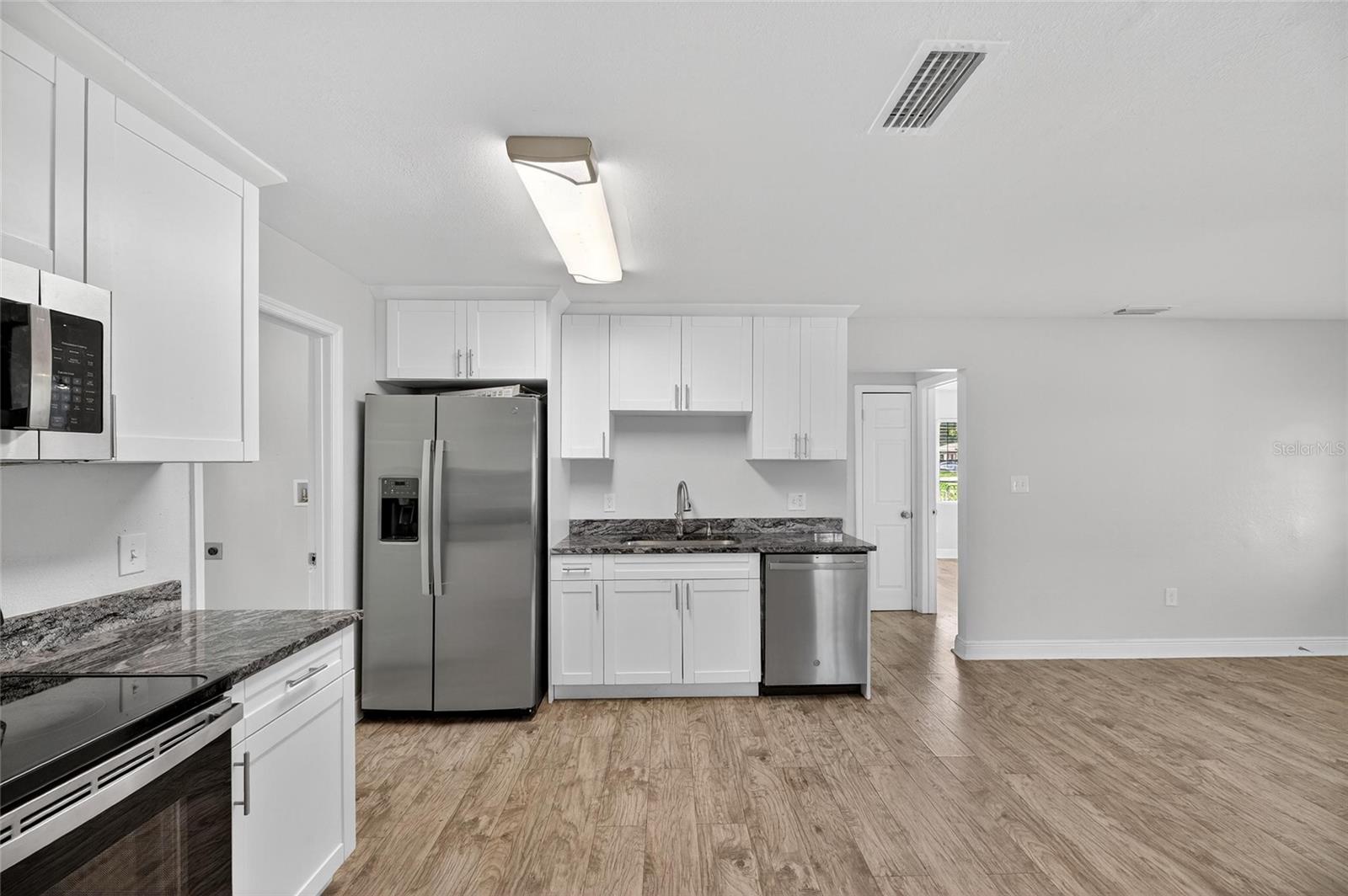 Listing photo id 8 for 3409 Comanche Avenue