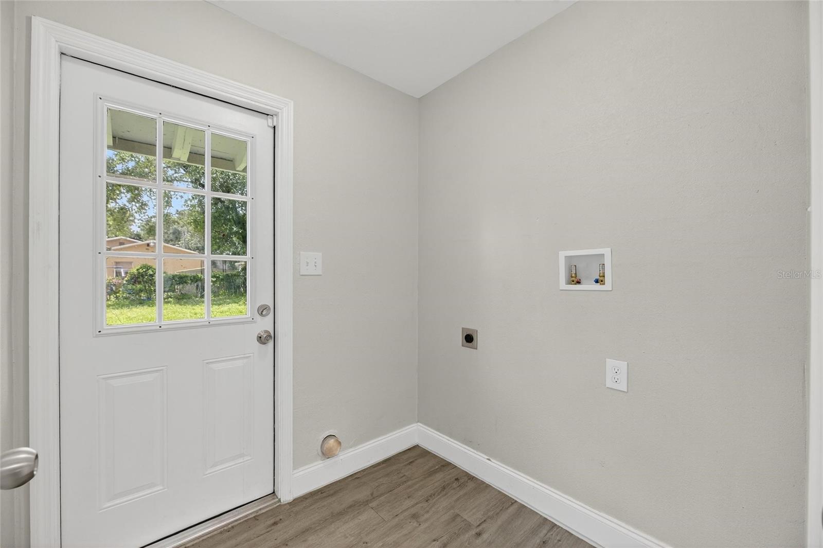 Listing photo id 9 for 3409 Comanche Avenue