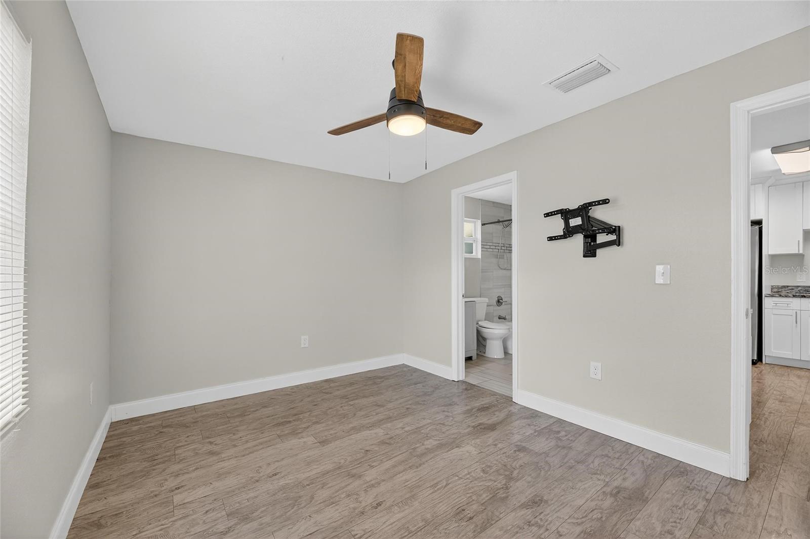 Listing photo id 11 for 3409 Comanche Avenue