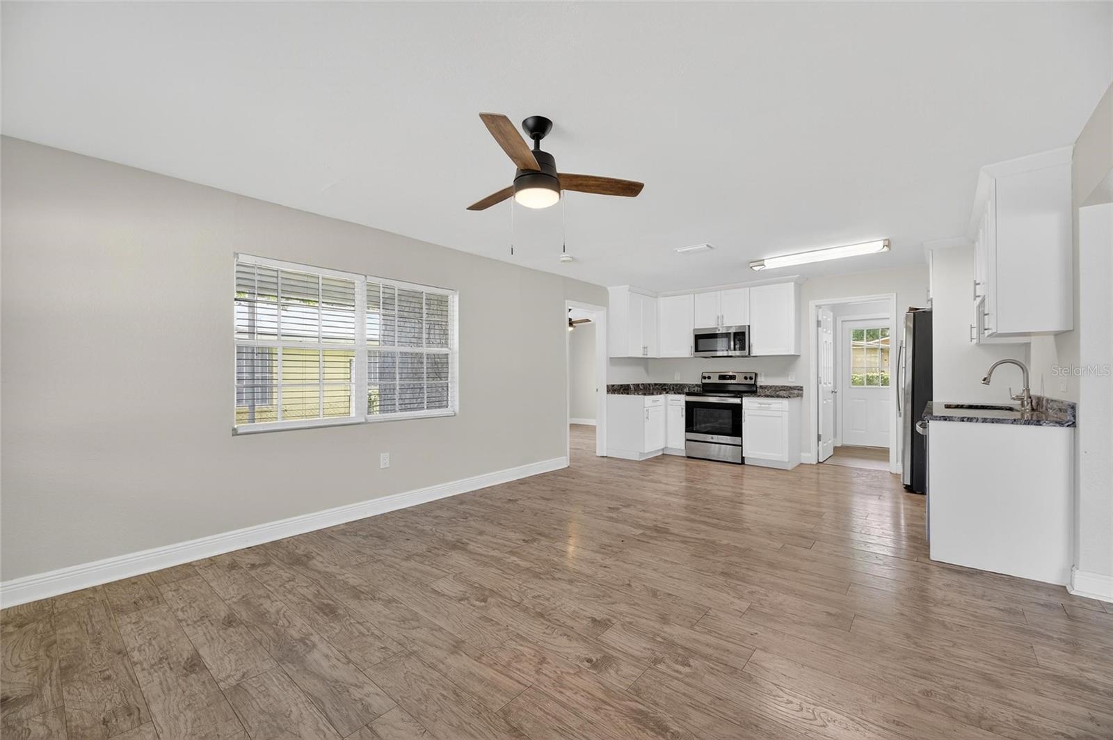 Listing photo id 3 for 3409 Comanche Avenue