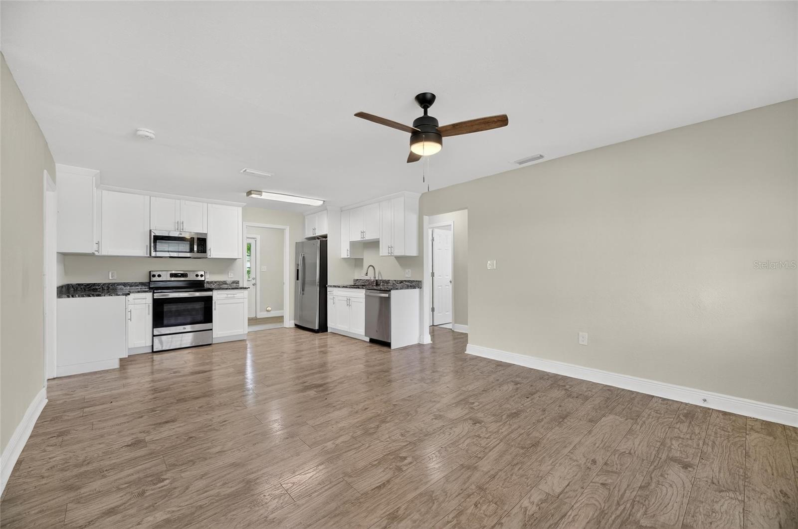 Listing photo id 4 for 3409 Comanche Avenue