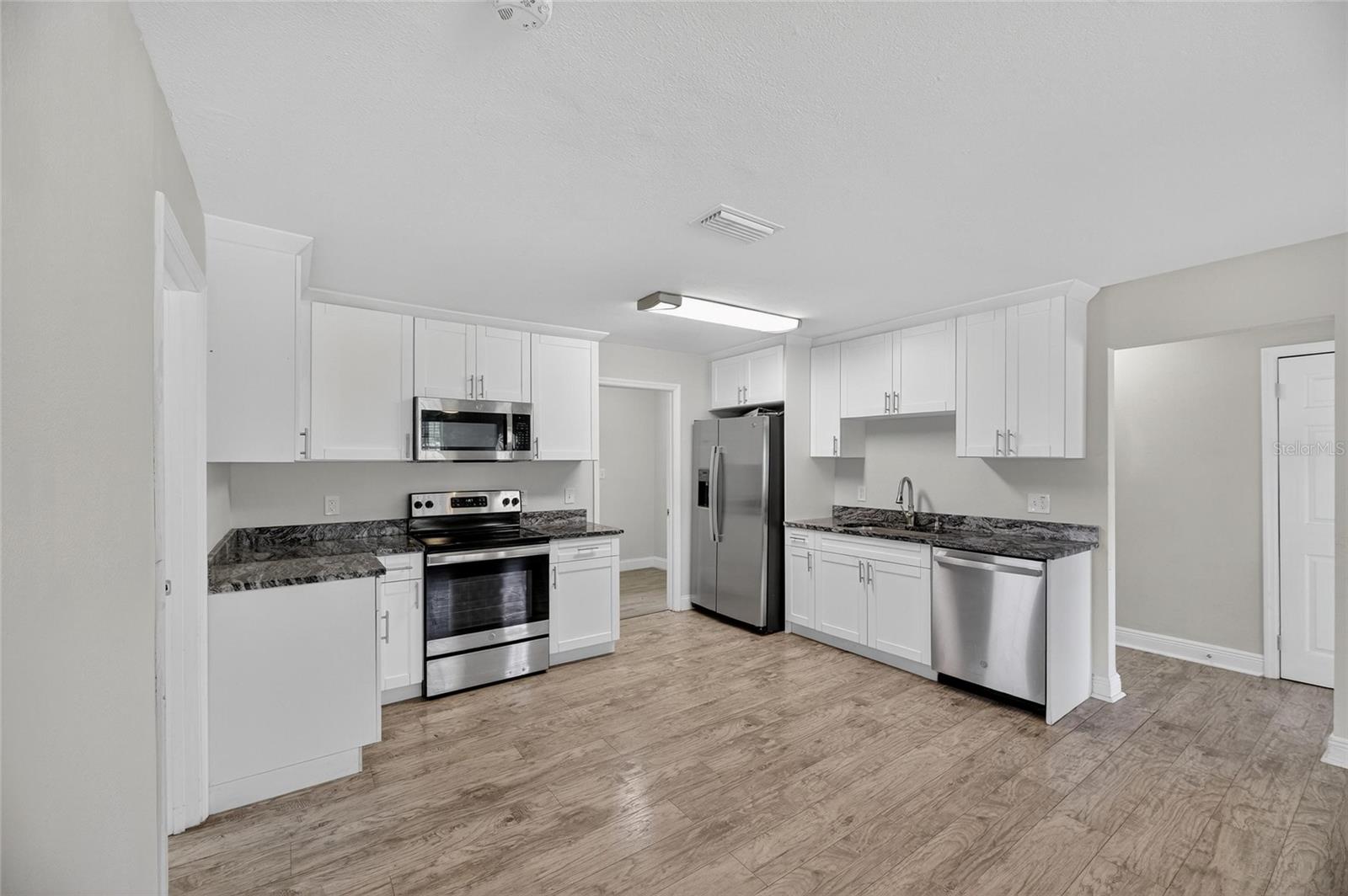 Listing photo id 6 for 3409 Comanche Avenue