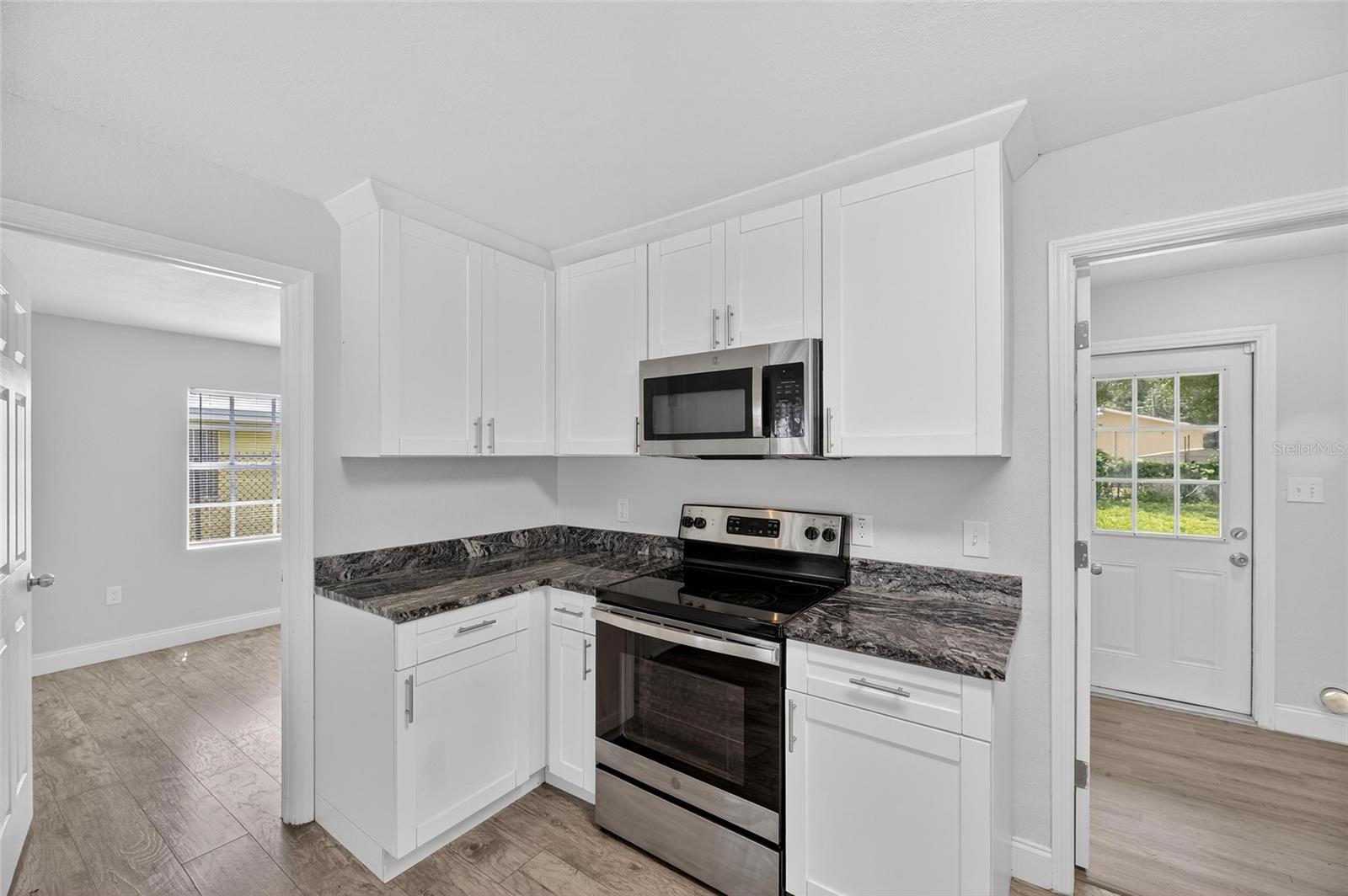 Listing photo id 7 for 3409 Comanche Avenue