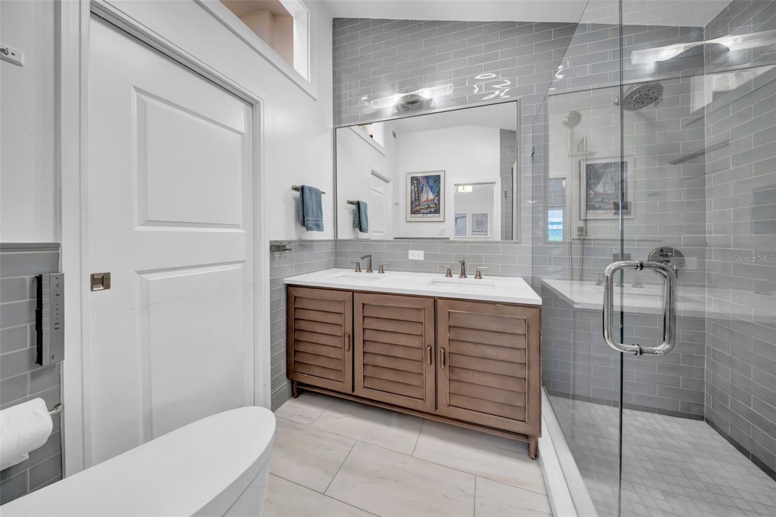 Listing photo id 20 for 121 28th Avenue Ne