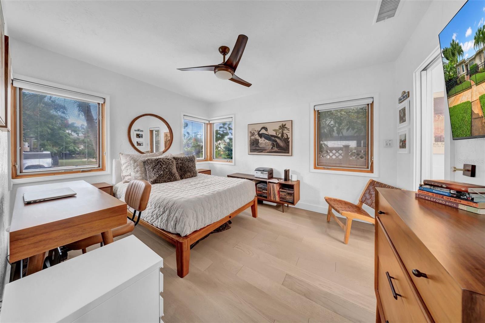 Listing photo id 24 for 121 28th Avenue Ne