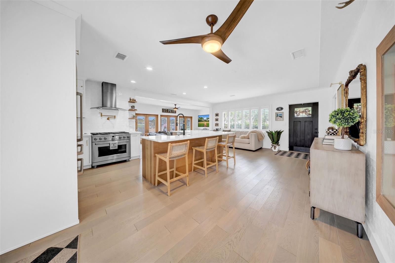 Listing photo id 2 for 121 28th Avenue Ne