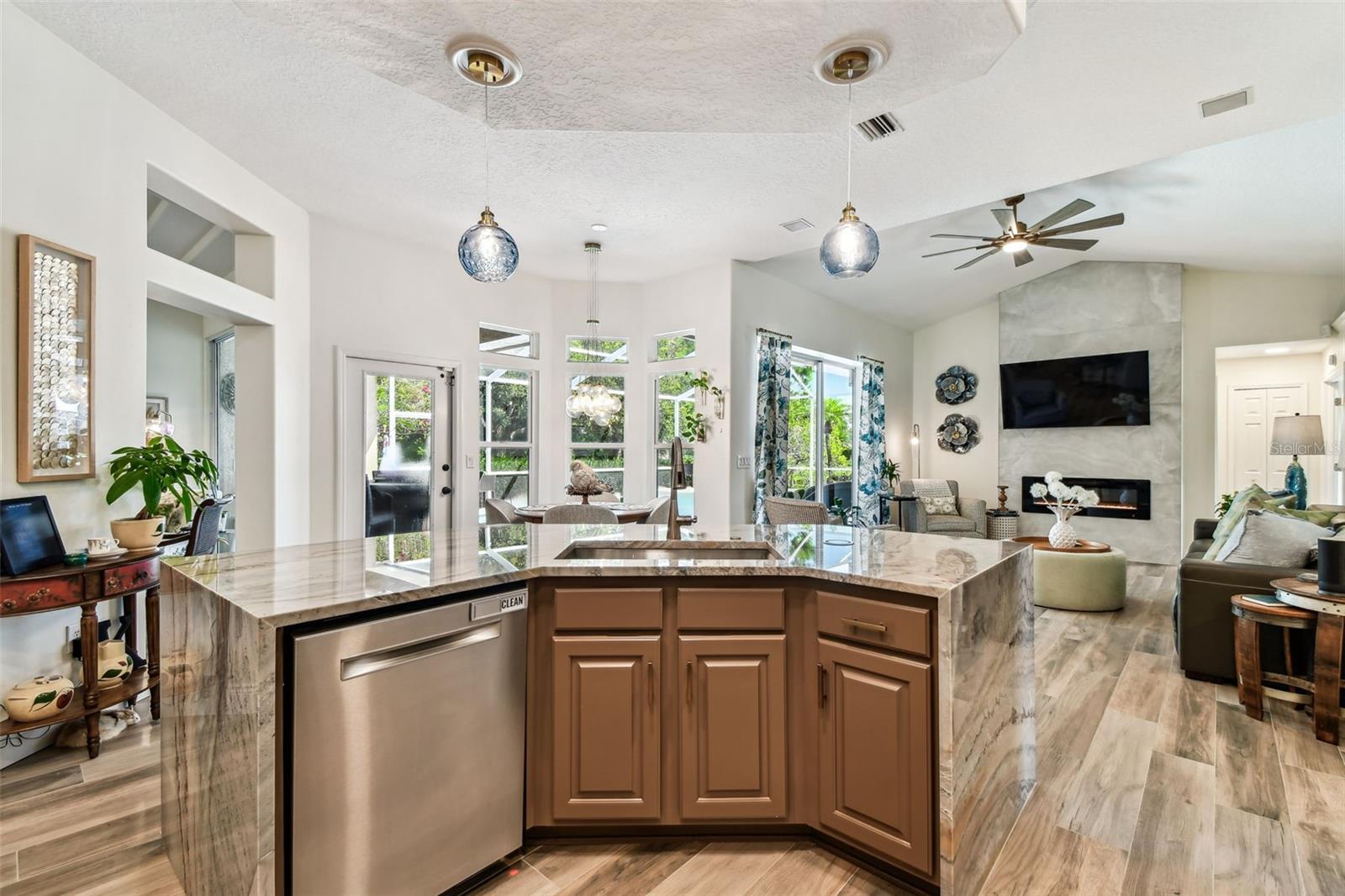 Listing photo id 17 for 10310 Millport Drive