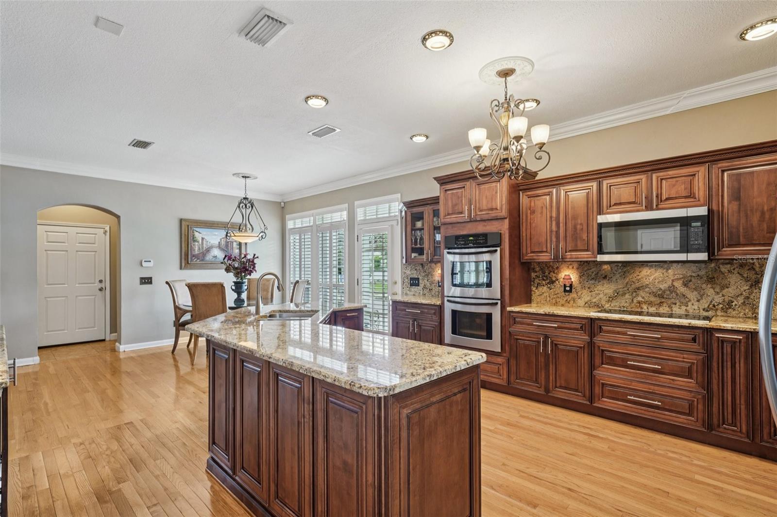 Listing photo id 11 for 4535 Beachway Drive